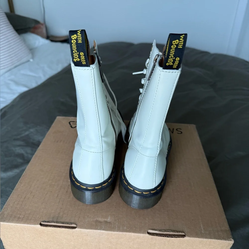 Dr. Martens Off-White Leather Combat Boots Alix Pointed Toe Ankle 8 Worn ONCE - Picture 2 of 8